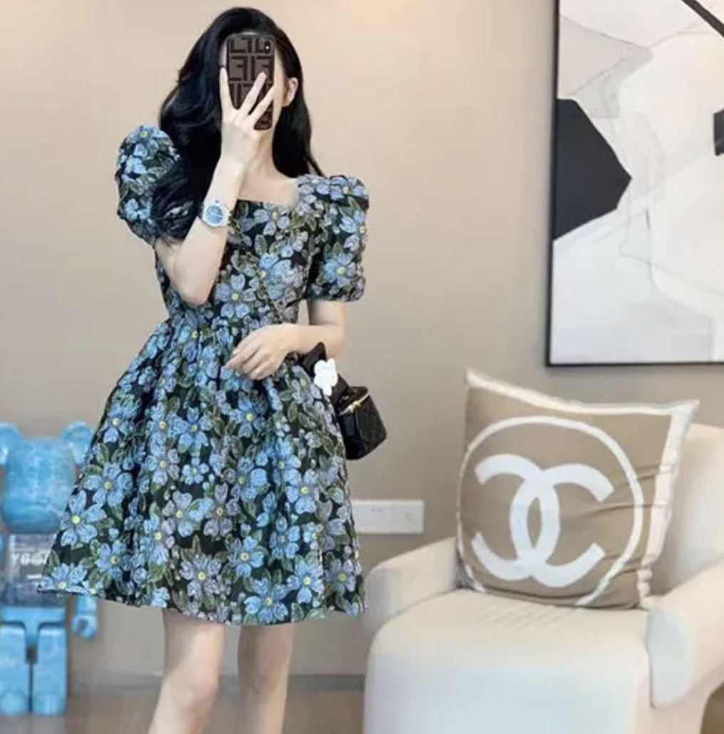 2023夏季新款高级法式复古设计感气质收腰显瘦碎花方口领连衣裙女